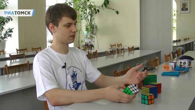 Люди Икс: студент ТГУ собирает вслепую кубик Рубика 9х9 смотреть онлайн