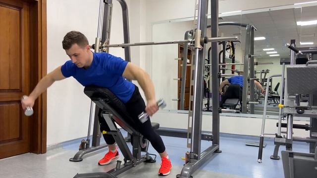 Махи гантелями в сторони з нахилом вперед та опорою на лавку смотреть онлайн