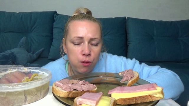 МУКБАНГ ЗАВТРАК КОФЕ С ГОРЯЧИМИ БУТЕРБРОДАМИ/ Mukbang еда на камеру/не АСМР. смотреть онлайн