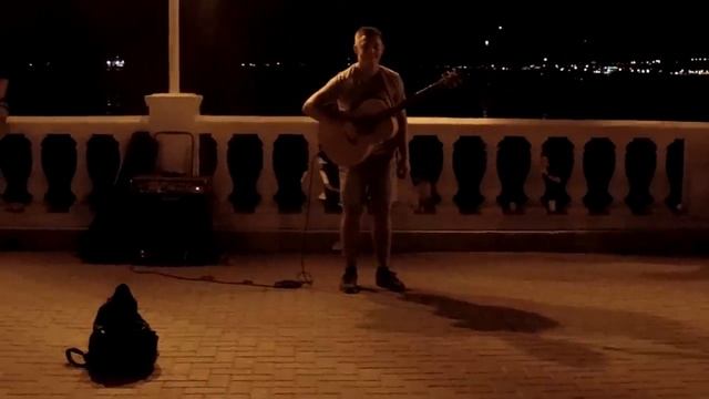 Прикольный уличный гитарист круто играет на набережной на Черном море в Геленджике на день города смотреть онлайн