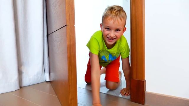 व्लाद और निकी तस्वीरों के साथ खेलते हैं | बच्चों के लिए मजेदार वीडियो