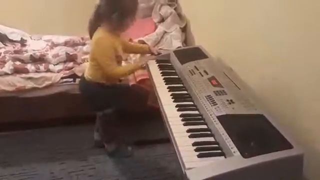 Пианино синтезатор Ксюша играет и поет смотреть онлайн