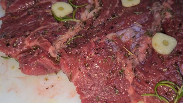 СТЕЙК ИЗ МРАМОРНОЙ ГОВЯДИНЫ ДЕНВЕР | РЕЦЕПТ смотреть онлайн