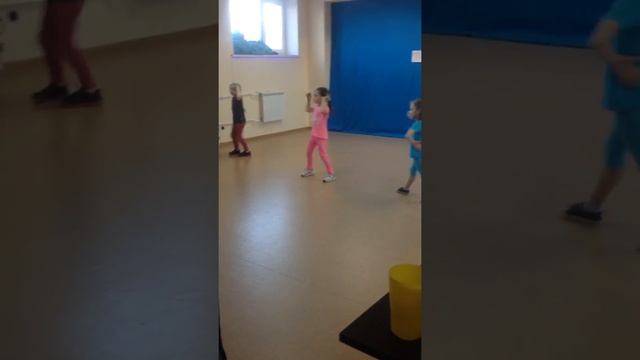 Малые классно танцуют смотреть онлайн