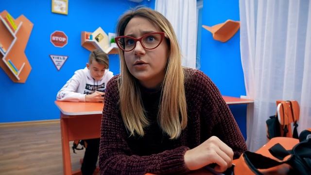 МАША ВЛЮБИЛАСЬ В ФИЗРУКА!!! смотреть онлайн