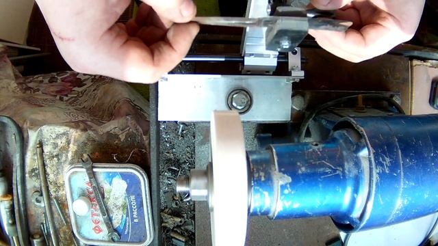 Давняя задумка. Кондуктор для удержания бритвы при шлифовке граней, фасок, лысок и ступеней. смотреть онлайн