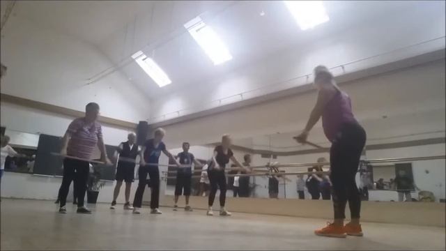 Seniorengymnastik mit Gymnastikstab Beine смотреть онлайн