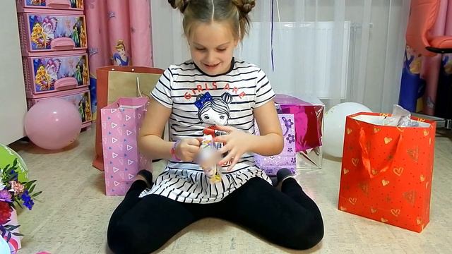 Ксюша открывает подарки на день рождение смотреть онлайн