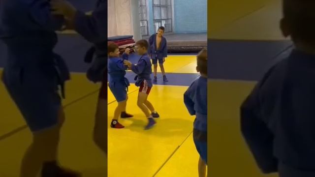 Борьба самбо, детская тренировка, отработка бросков смотреть онлайн