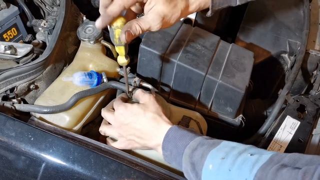 Ставлю фильтр на систему охлаждения Mercedes-Benz W124 смотреть онлайн