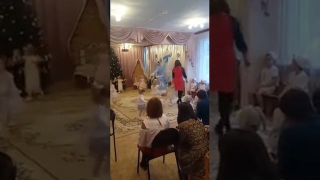 Новогодние утренники начались--скоро Новый Год!(1) смотреть онлайн