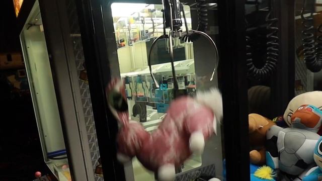 HOOK The Box and WIN The Prize In The Claw Machine! смотреть онлайн