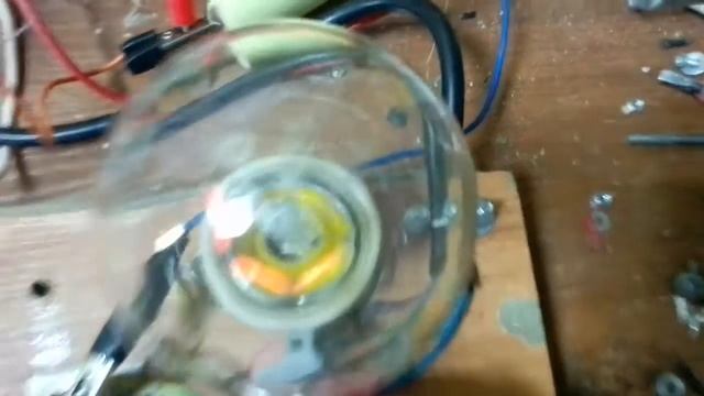 Статические разряды с макушки Тесла качера в воздух по частоте напоминающие работу счётчика Гейгера смотреть онлайн