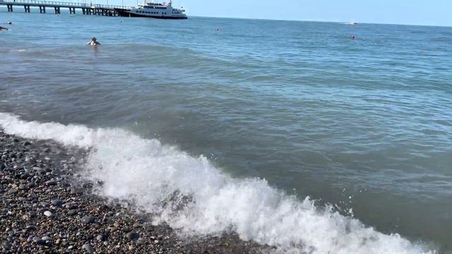 Сочи Лазаревское июль 2022 никто не купается в 10 часов утра потому что вода лёд 🥶 смотреть онлайн