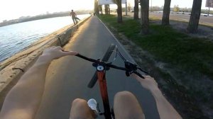 Дикий stunt по центру города на велосипеде.