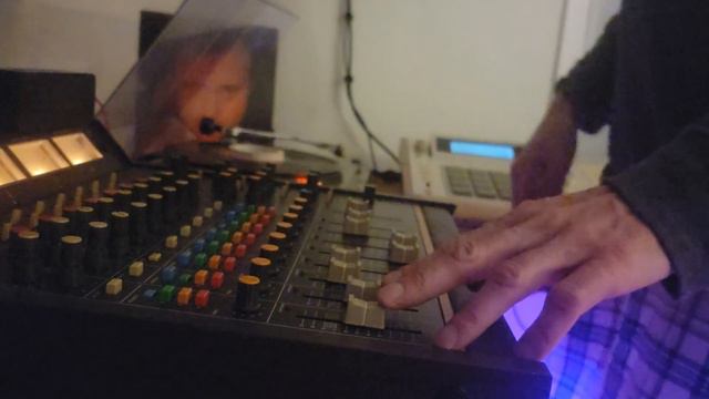 Analog Jam 1 : AKAI MPC3000 - MICROKORG -YAMAHA DX100 - BEHRINGER RD-8 - TASCAM M-30 ANALOG SUMMED смотреть онлайн