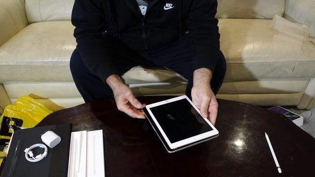Apple iPad Pro 11" & 12.9" 2020 Unboxing смотреть онлайн