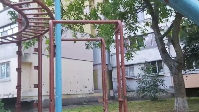 гуляем./пытаемся дозвониться подруге.//обливаемся водой ?// смотреть онлайн