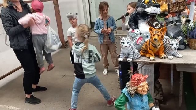 просто зашли на рынок купить чехол на телефон, а здесь музыка и песни поют, ну и понеслось... смотреть онлайн