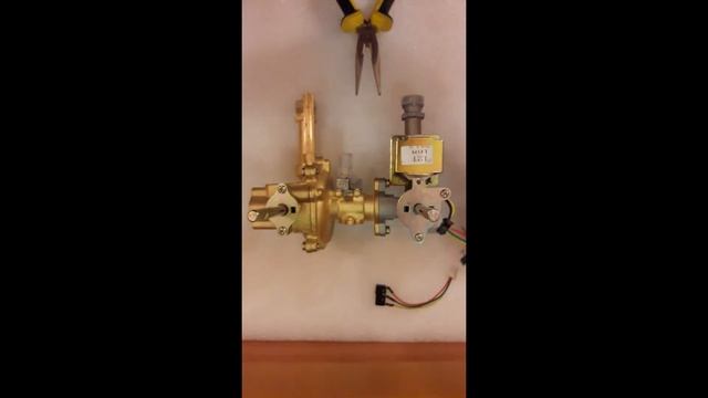 Замена микровыключателя на водногазовом узле газовой колонки. Replacement microswitch. смотреть онлайн