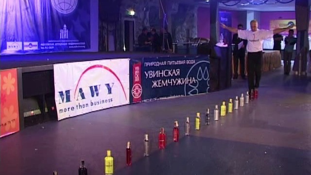 Книга рекордов Гиннеса -10 Бутылки. Ноги. Ход смотреть онлайн