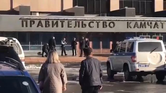 В правительство Петропавловск-Камчатского пенсионер пошел с обрезом смотреть онлайн