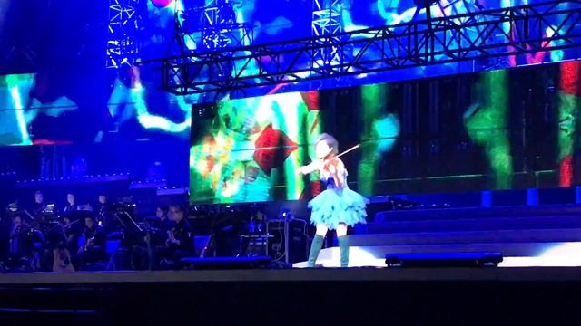 Blue-haired gonzo violinist in blue tutu shreds Vivaldi's "Summer" at warp speed смотреть онлайн