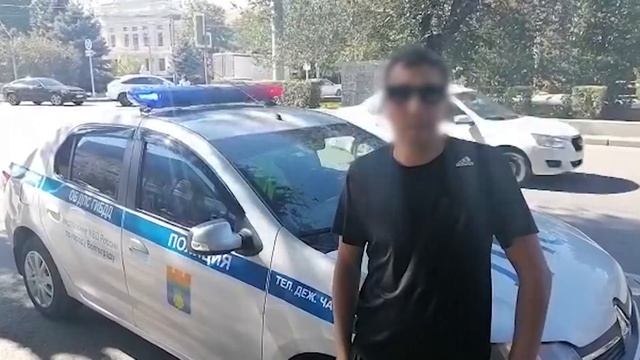 Проезд Lexus по тротуару на Аллее Героев Волгограде попал на видео смотреть онлайн