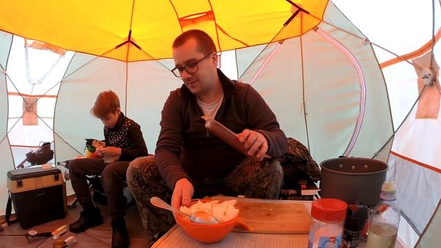 НАКОНЕЦ МЫ ЕГО ПОЙМАЛИ. ЗИМНИЙ КАРАСЬ. Последний лёд. Жареная картошка с охотничьими колбасками. смотреть онлайн