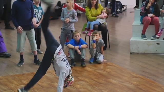 В нашей танцевальной семье проводятся межрегиональные чемпионаты по брейк-дансу и хип-хопу. смотреть онлайн
