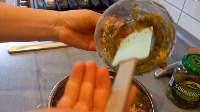 Рецептик из немецкой кухни // Колбасный салат для хлеба смотреть онлайн