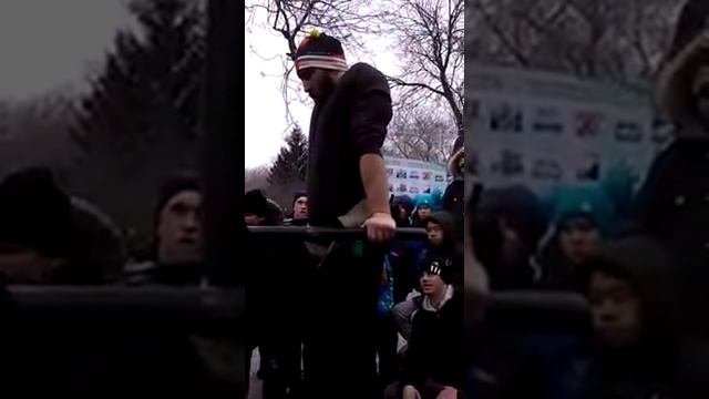 Отжимания в упоре на брусьях с 24 кг - 23 раза смотреть онлайн