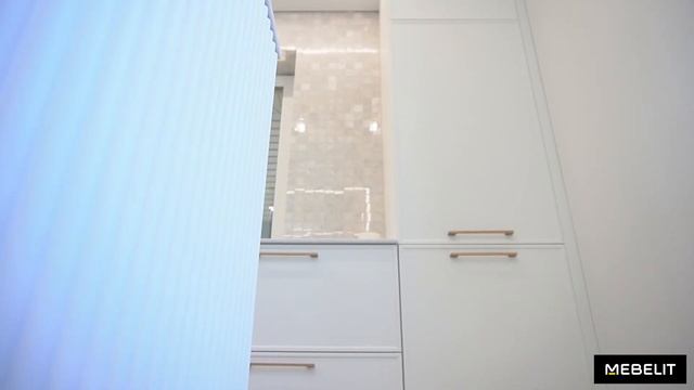 Светлый кухонный гарнитур с островом в загородный дом смотреть онлайн