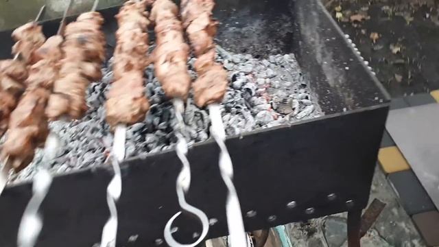 Я МАНГАЛЬЩИК-СТОЛ НАКРЫВАЕМ БЫСТРО.... смотреть онлайн