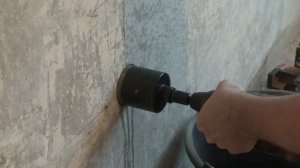 Сверление китайской алмазной коронкой 72 мм отверстия под подрозетник.