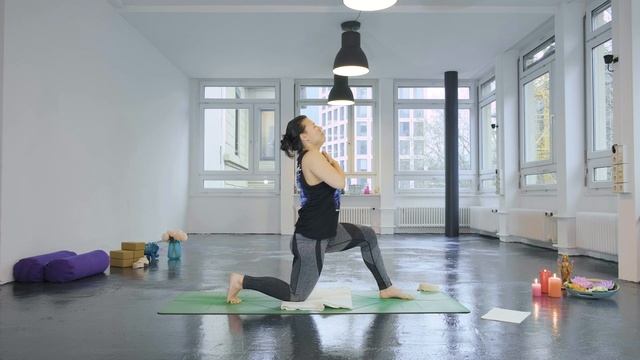 Vinyasa Yoga mit Sophia смотреть онлайн