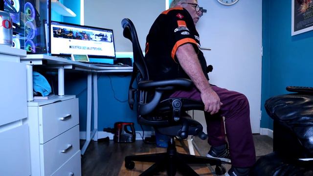 Herman Miller Aeron Remastered Compared To A Vertagear Gaming Chair...full Review Of Both