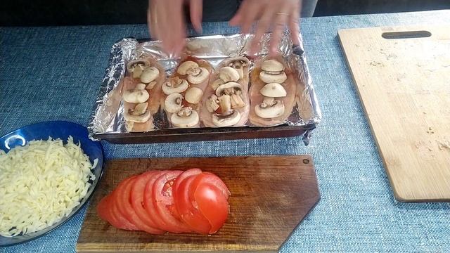 Запечённое куриное филе с помидорами, шампиньонами и сыром. Baked chicken fillet.#готовимдома смотреть онлайн