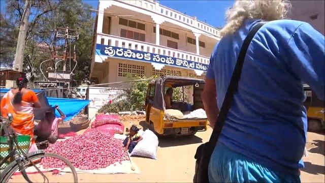 1.  Индия 2022. Первый день в Путтапарти после Гоа. Субботний овощной рынок.