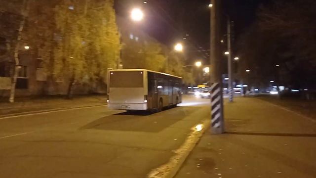 Служебный автобус ЛАЗ движется по улице Мира (г. Полтава) смотреть онлайн