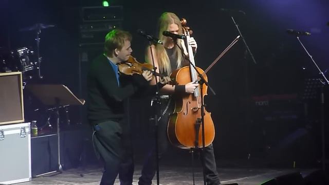 Pekka Kuusisto & Eicca Toppinen - Vesipisaroita (Live • Kokoaan Suurempi Suomi 2012 • Helsinki) смотреть онлайн