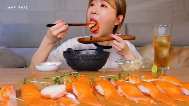 연어초밥 40피스!!입에서 사르르 녹아요?튀김우동과 함께 배터지게 먹방!! 한 세트 더 살껄 그랬다...(무편집본) 40 Pieces Of Salmon Sushi MUKBANG