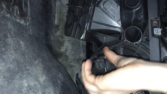 Как снять моторчик печки подробно Passat cc 2.0,b6,b7, где находятся фиксаторы моторчика печки смотреть онлайн