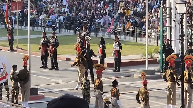 ВОИНСТВЕННЫЕ ТАНЦЫ МЕЖДУ ИНДИЕЙ И ПАКИСТАНОМ / ATTARI WAGAH BORDER INDIA PAKISTAN / भारत की सीमा смотреть онлайн