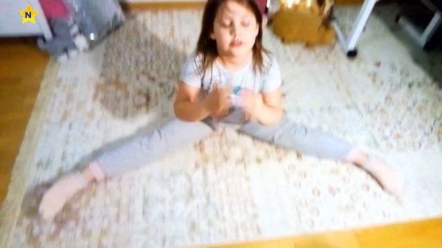 Акробатика дома Ника учит как стоять на руках и делать колесо Йога челлендж смотреть онлайн