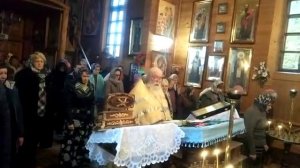 отец Михаил Барашко читает Евангелие