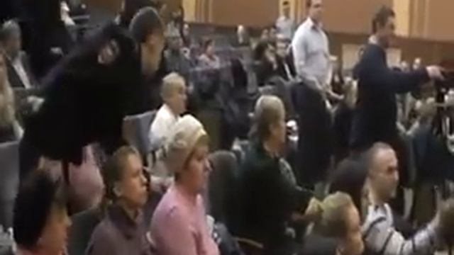 Встреча с жителями закончилась вмешательством полиции смотреть онлайн