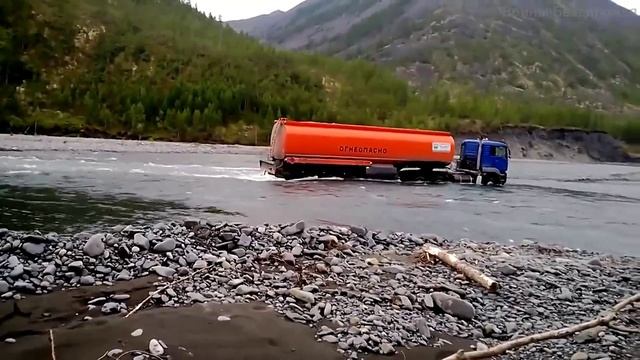Эти парни умеют ездить на бездорожье! Водители грузовика уровень БОГ! Профи своего дела . смотреть онлайн
