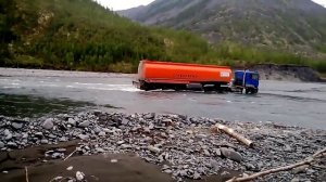 Эти парни умеют ездить на бездорожье! Водители грузовика уровень БОГ! Профи своего дела .