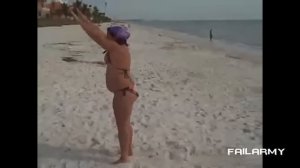 ? Постарайтесь не смеяться при просмотре подборки неудачных моментов с участием девушек.